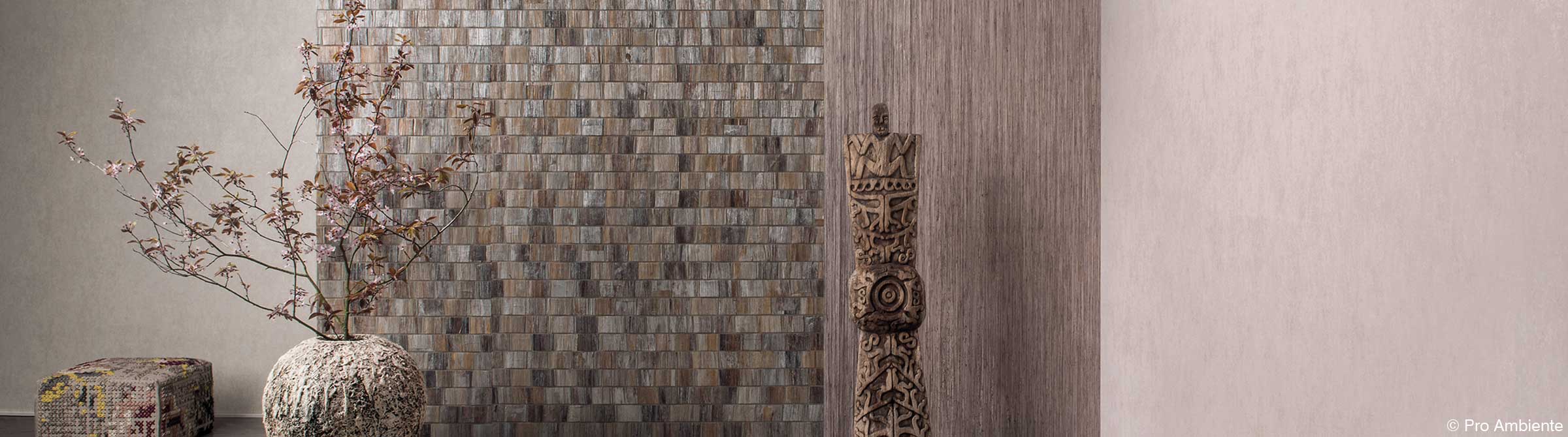 Wohnzimmerwand mit Tapete in verschiedenen Naturt&ouml;nen, sehr elegant