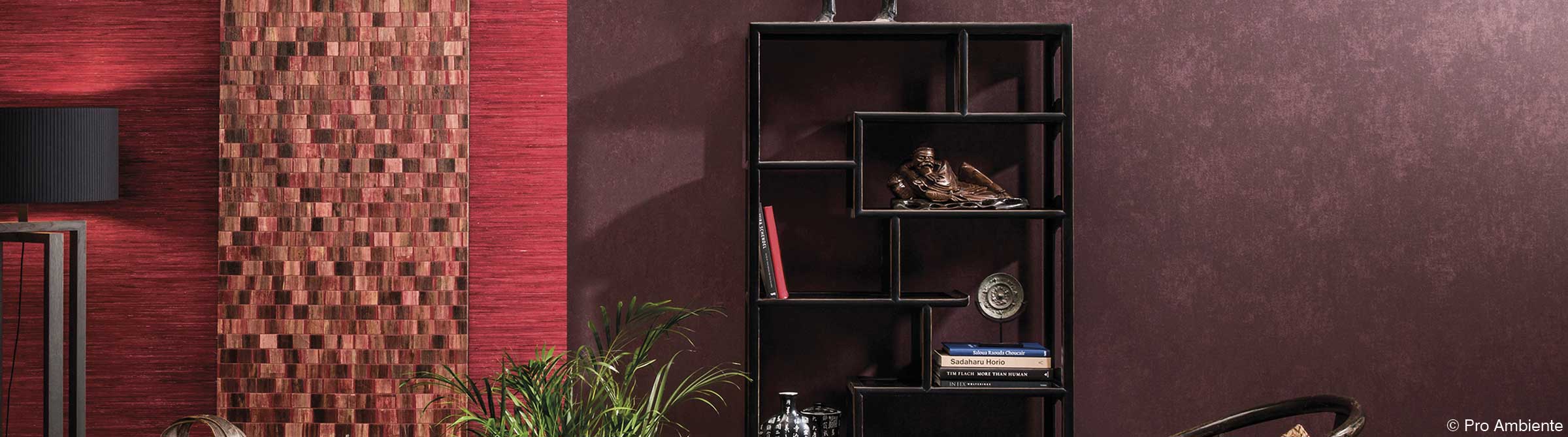 Wohnzimmerwand mit Tapete in verschiedenen Rott&ouml;nen, sehr edel