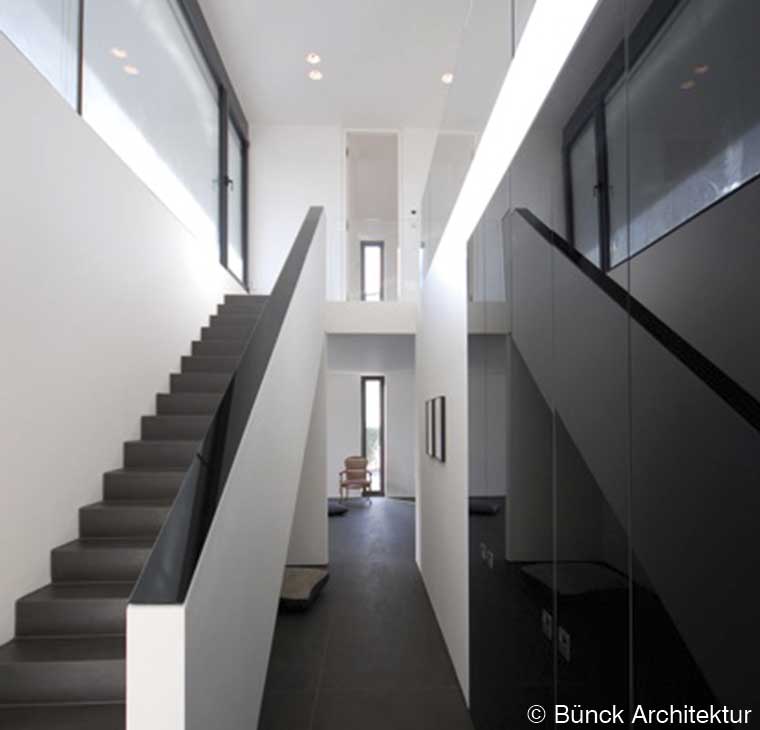 Moderne Innenraumgestaltung in puristischem Wei&szlig;